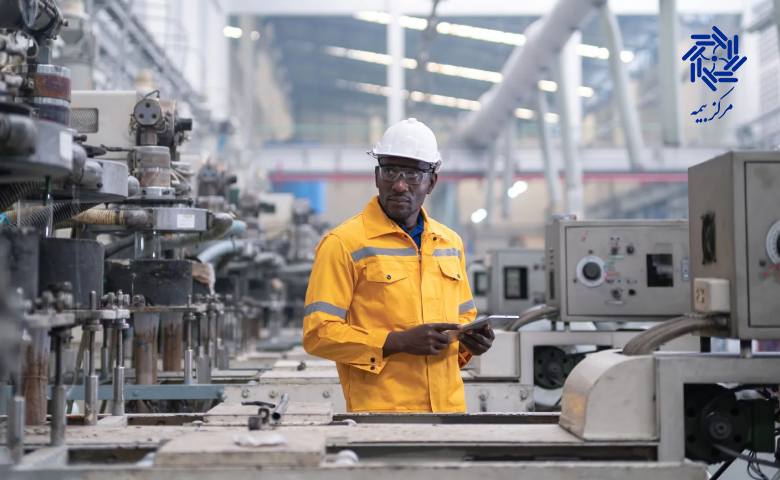 کارکنان و کارگران کارخانه ها